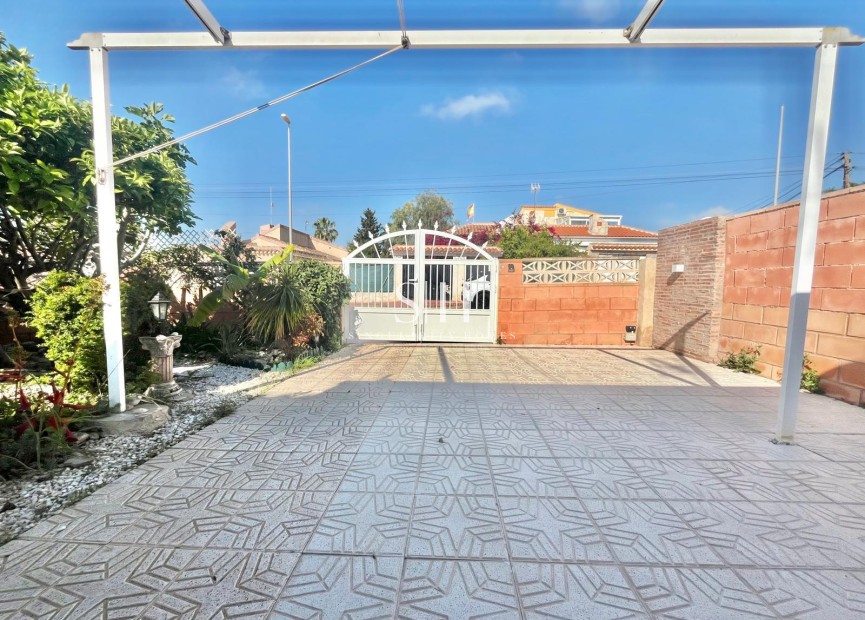 Återförsäljning - Villa - Orihuela Costa - Los Almendros-la Florida