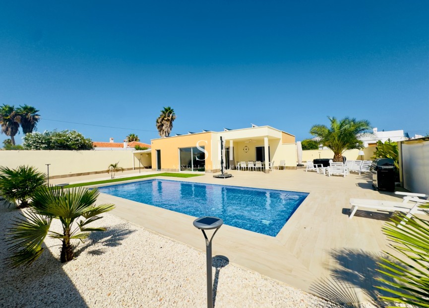 Återförsäljning - Villa - Torrevieja - La Siesta - El Salado -  Torreta