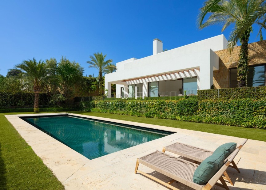 Новое здание - Villa - Casares - Pedregales