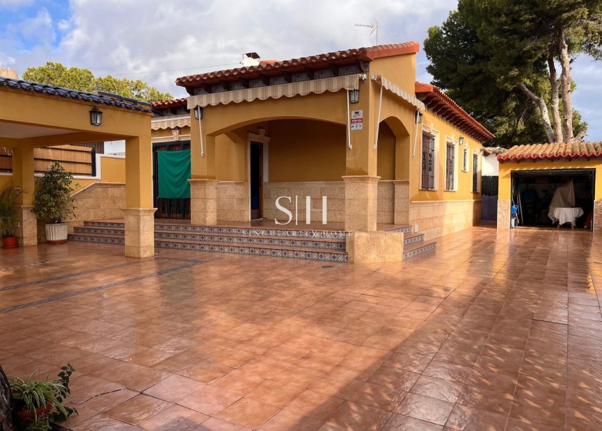 Odsprzedaż - Villa - Orihuela Costa - Punta Prima