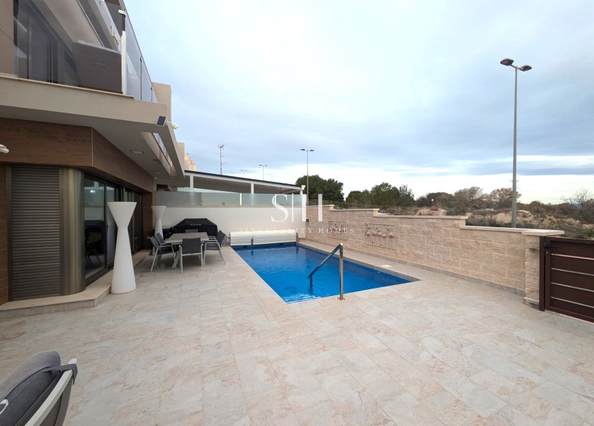 Odsprzedaż - Villa - Orihuela Costa - Villamartin