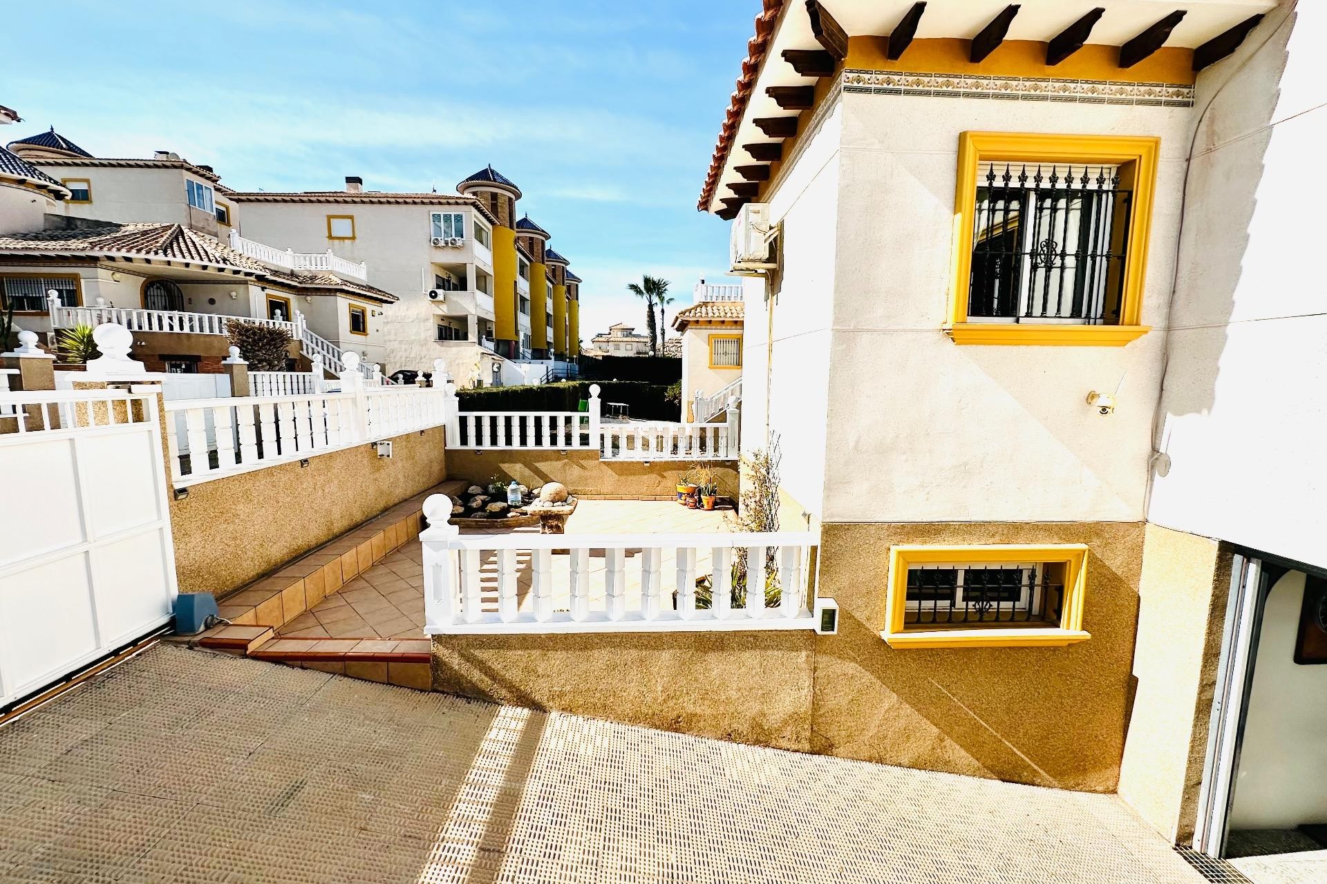 Перепродажа - Villa - Orihuela Costa - Villamartín