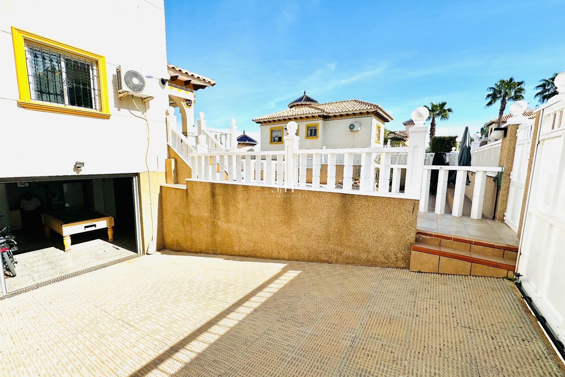 Перепродажа - Villa - Orihuela Costa - Villamartín
