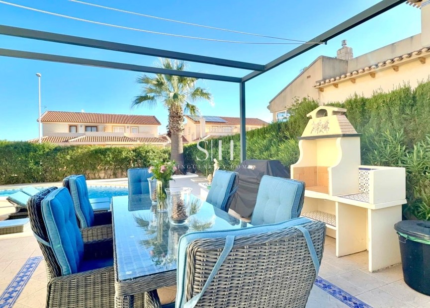 Resale - Villa - Orihuela Costa - Los Dolses