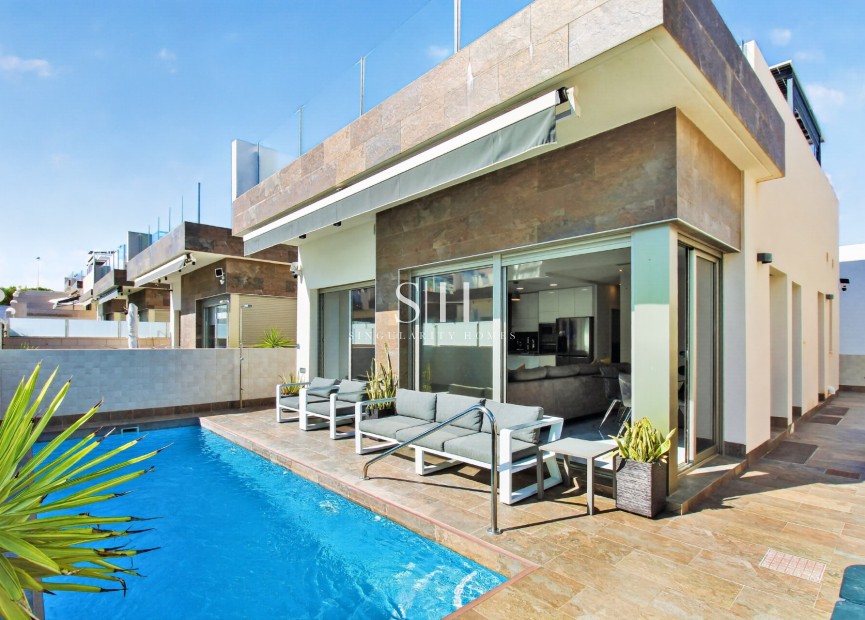 Resale - Villa - Orihuela Costa - Villamartin