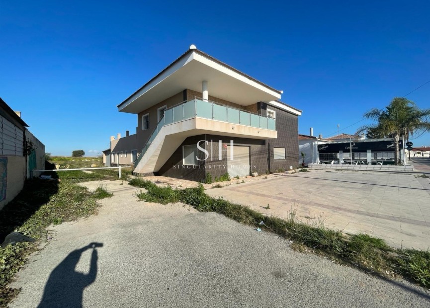 Resale - Villa - Torrevieja - La Siesta - El Salado - Torreta