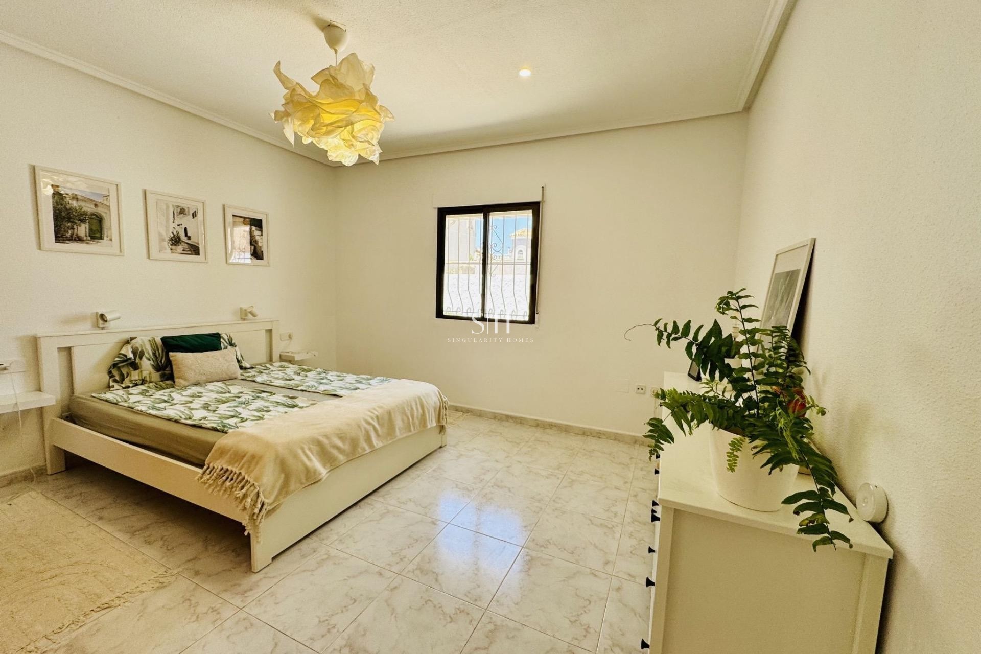 Resale - Villa - Torrevieja - La Siesta - El Salado - Torreta