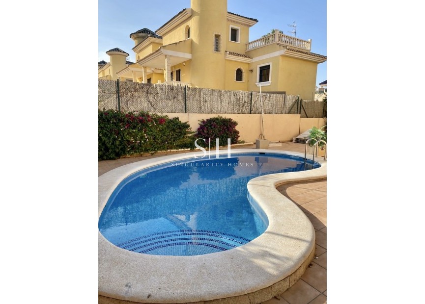 Wiederverkauf - Villa - Orihuela Costa - Villamartin