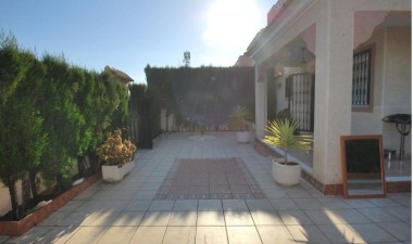 Resale - Villa - Torrevieja - La Siesta - El Salado - Torreta