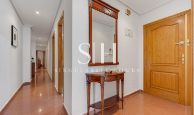 Resale - Apartment / flat - Torrevieja - Paseo Maritimo