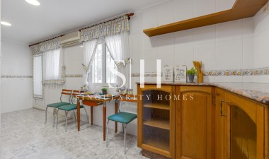 Resale - Apartment / flat - Torrevieja - Paseo Maritimo