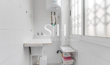 Resale - Apartment / flat - Torrevieja - Paseo Maritimo