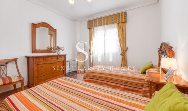 Resale - Apartment / flat - Torrevieja - Paseo Maritimo