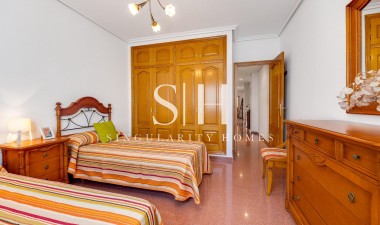 Resale - Apartment / flat - Torrevieja - Paseo Maritimo