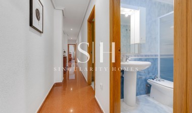 Resale - Apartment / flat - Torrevieja - Paseo Maritimo