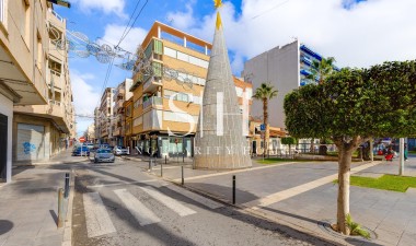 Resale - Apartment / flat - Torrevieja - Paseo Maritimo