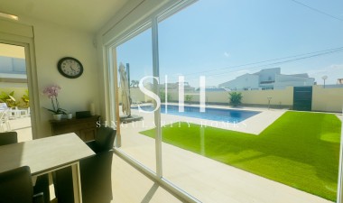 Перепродажа - Villa - Torrevieja - La Siesta - El Salado -  Torreta