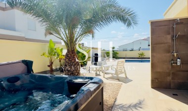 Перепродажа - Villa - Torrevieja - La Siesta - El Salado -  Torreta