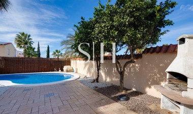 Resale - Villa - Torrevieja - La Siesta - El Salado - Torreta