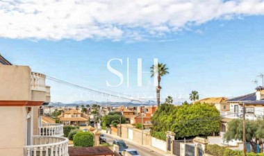 Resale - Villa - Torrevieja - aguas nuevas