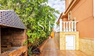 Resale - Villa - Torrevieja - aguas nuevas