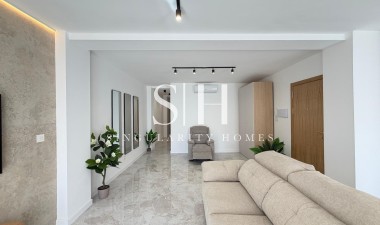 Odsprzedaż - Mieszkanie w bloku - Torrevieja - Estacion De Autobuses