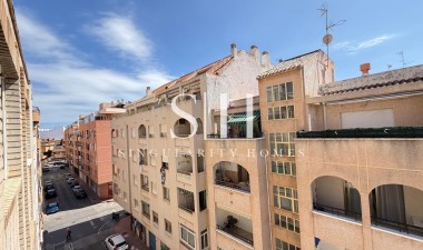 Odsprzedaż - Mieszkanie w bloku - Torrevieja - Playa del Cura