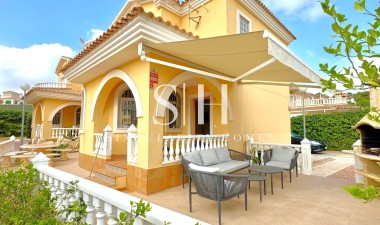 Odsprzedaż - Villa - Orihuela Costa - Villamartín