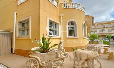 Odsprzedaż - Villa - Orihuela Costa - Villamartín