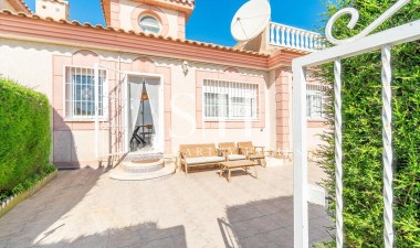 Återförsäljning - Villa - Orihuela Costa - Punta Prima