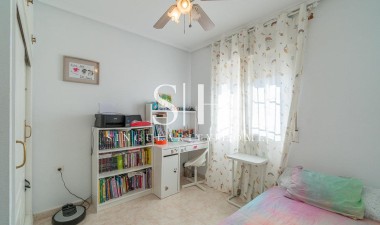 Återförsäljning - Villa - Orihuela Costa - Punta Prima