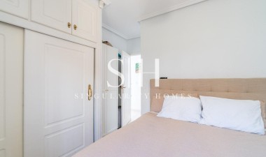 Återförsäljning - Villa - Orihuela Costa - Punta Prima