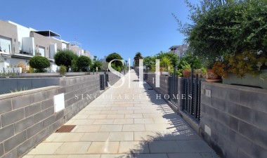 Återförsäljning - Corner townhouse - Torrevieja