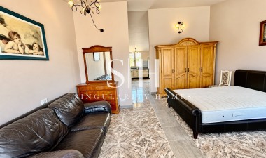 Odsprzedaż - Mieszkanie w bloku - Torrevieja - CORTES VALENCIANAS