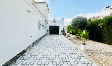 Resale - Villa - Torrevieja - La Siesta - El Salado -  Torreta